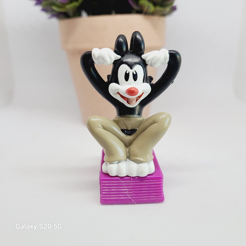 Yakko Warner Keychain 1996‎ Warner Bros. Pink Podium Action Figure Toy
